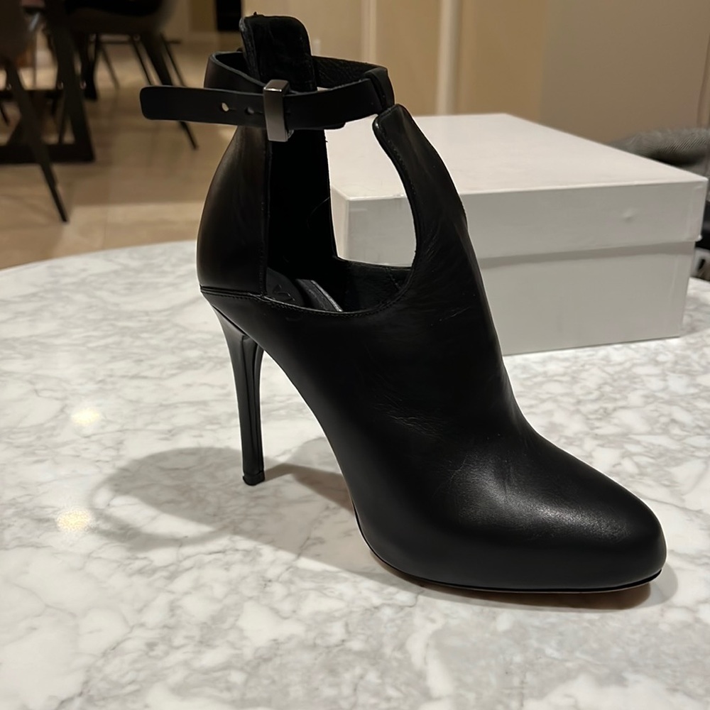 Vince. Sonia.   Cut out Black Leather Bootie w/ Buckle.  7